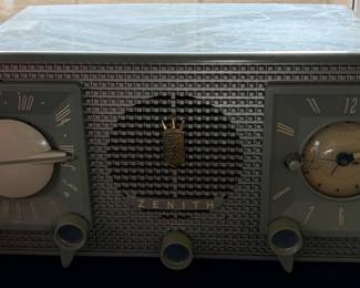 Vintage Zenith Long Distance AM/FM Clock Radio