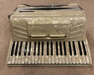 120-bass, white pearl, Crucianelli accordion