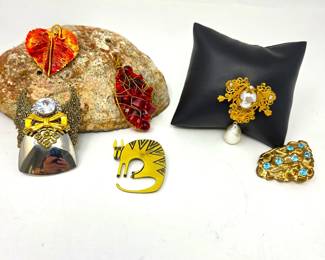 Vintage Brooch Collection Including Miriam Haskell Faux Baroque Pearl Brooch – 6 Pieces