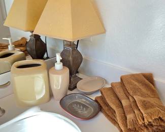 Bathroom Décor Lot with Table Lamp, Ceramic Accessories & Towels
