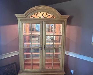f Lighted Curio