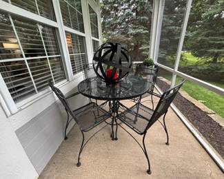 Metal Patio Set/Glass Top, Decor