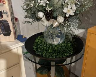 Round Metal/Glass Table, Decor
