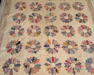 1940s American Full Size Dresden Plate Quilt
