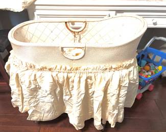 Bassinet with ruffle skirt