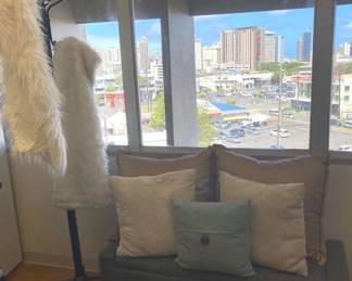 VBB188 Very Nice Cushions and Faux Fur Table Runners