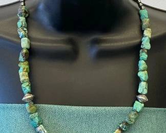 VBB510 Handmade Navajo-stye Necklace w/Green Turquoise Nuggets & Silver-toned Beads