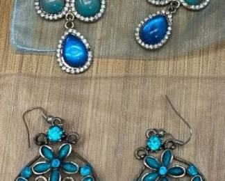 VBB154 Two Pairs of Chandelier Pierced Earrings
