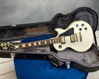VBB111 Epiphone Les Paul Custom in Alpine White with Hardshell Case