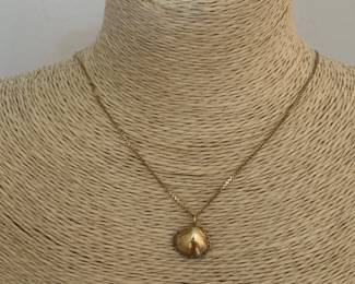 #33 - $200 14kt yellow gold & shell pendant 2.62 gm