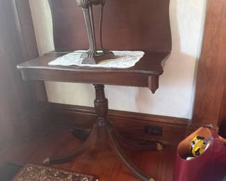 #21 - $100 - Drop leave mahogany table swivel top 31Wx16Dx28T