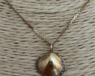 #33 - $200 14kt yellow gold & shell pendant 2.62 gm