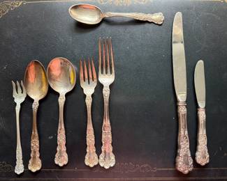 Gorham Buttercup pattern -Set of flatware 117 pieces -114.03toz - service for 12 except 11 dinner forks/11 teaspoons/13 butter knifes. Cake server/knifes/butterknifes not counted in weight.