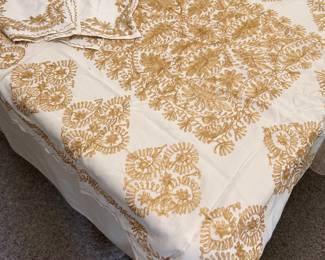 SMALL SQUARE TABLECLOTH SET, GOLD EMBROIDERY