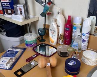 BATHROOM STUFF / ESSENTIALS 