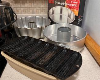 BAKEWARE, CAST IRON CORNBREAD PAN