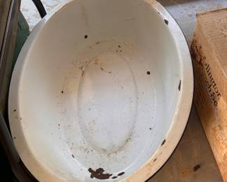 LARGE VINTAGE OVAL PORCELAIN OVER METAL WASH BASIN
