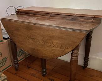 Drop leaf table