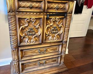 chest of drawers