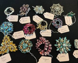 WEISS, TRIFARI +++ BROOCHES