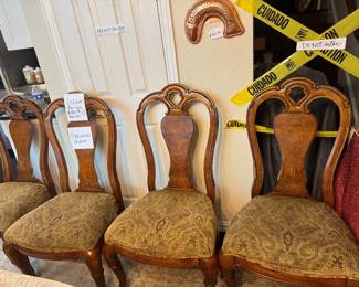 A set of 6 Thomasville dining chairs.