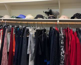 Nice women's clothes, mainly medium and large