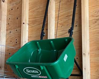 SCOTTS Turf Builder/Spreader 