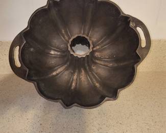 Cast iron bunt pan
