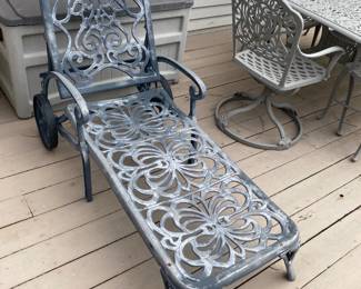 Sweet chaise longe.