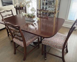 Dining room table and 4 chairs, leafs and pads
