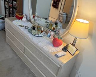Palliser Furniture Light Oak SixDrawer Dresser with Round Mirror fifth image