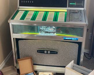 Plays 45s, can load multiple choices, coin collector disengaged