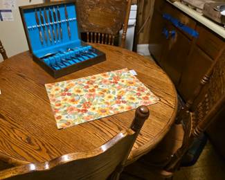 Very nice kitchen table with 4 chairs and 1 leaf