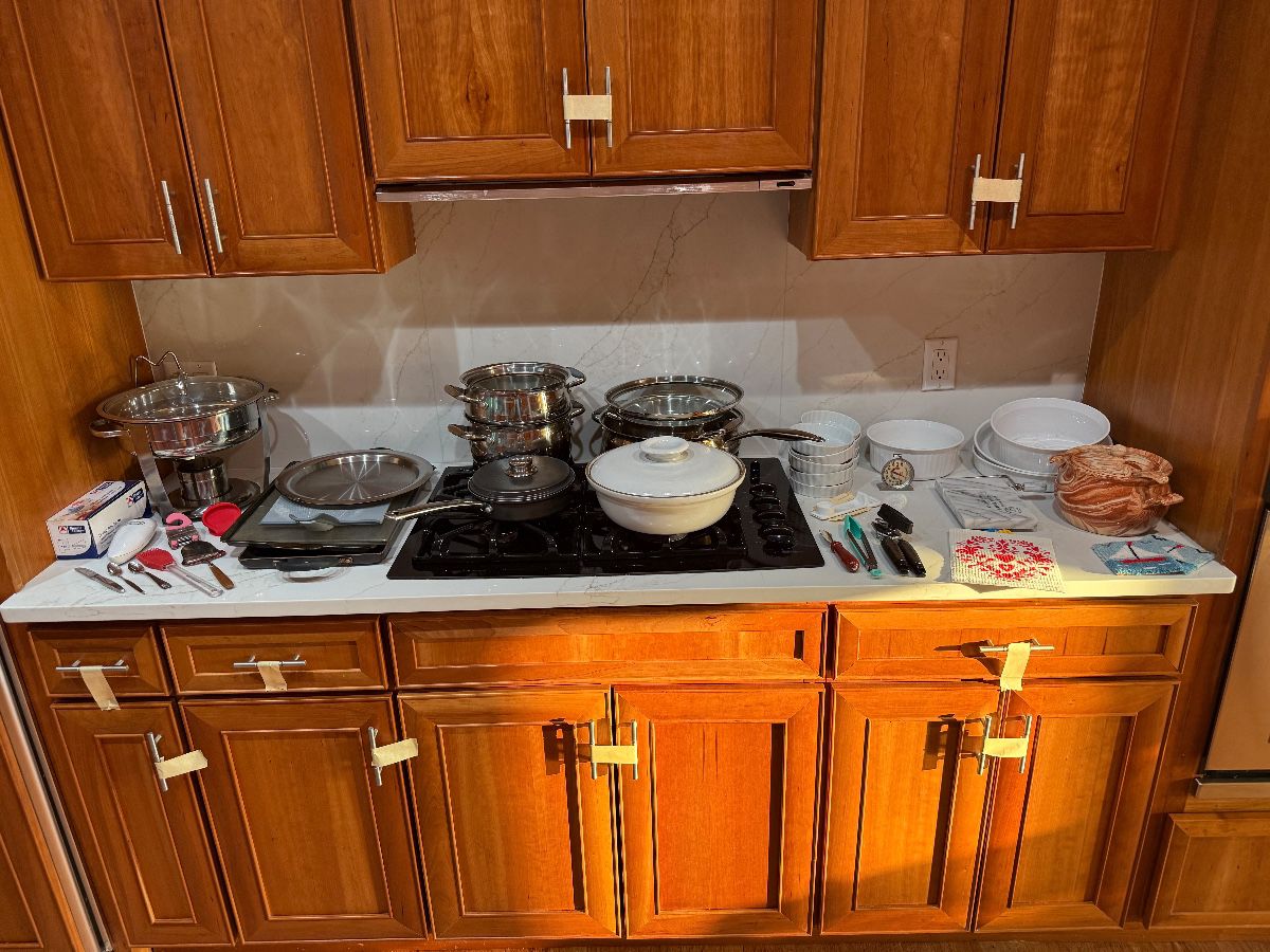 Pots, chafing pan, Dutch oven
