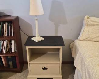 24 DrexelPaintedNightstandCoordinatingTableLamp