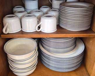 22 LenoxChinastoneBluePinstripeDinnerwareSetOventoTable