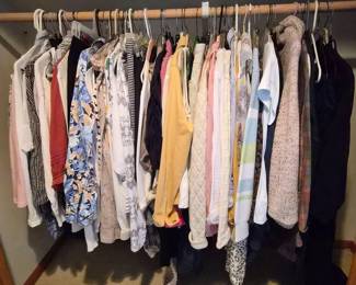 116 WomensClothingAssortmentTopsPantsSkirtsSweatersMedium