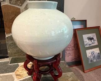 LARGE PORCELAIN JAR 