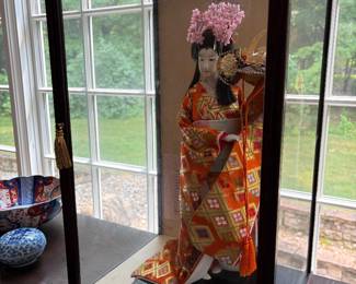 JAPANESE GEISHA DOLL IN GLASS DISPLAY CASE