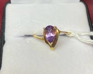 10 KT Ring w/ Amethyst - 1.6 Grams