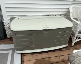 Rubbermaid Resin Outdoor Deck Box
