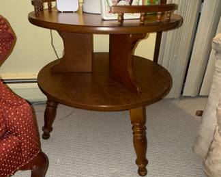 Ethan Allen Heirloom Nutmeg Maple Colonial Early American Round Tiered Accent End Table