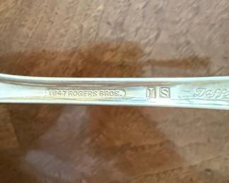Rogers Bros Daffodil Silverplate Flatware second image