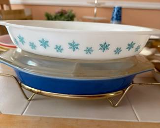 Vintage pyrex divided casserole dish with lid and base