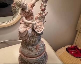 Vintage Capodimonte Style Porcelain Figurine Table Lamp