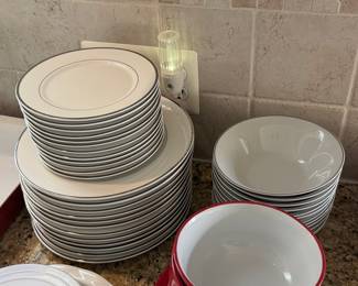 TOWLE Fine China Dinnerware Set