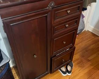 MB dresser