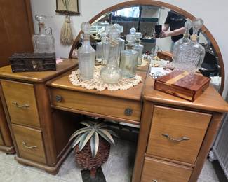 MCM knee hold dresser w/mirror (currently not attached)