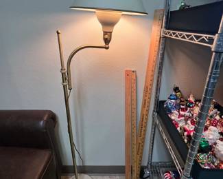 Metal pedestal lamp