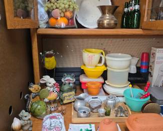 Tupperware, miscellaneous decor, kitchen items